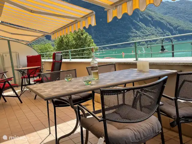 Porto Letizia - Apartamento P6 en Italia, Lagos italianos, Porlezza - apartamento El encantador y espacioso balcón de esquina (8 x 2,5 mtr.) con toldos eléctricos.
Vista sin obstáculos también hacia los lados/atrás.