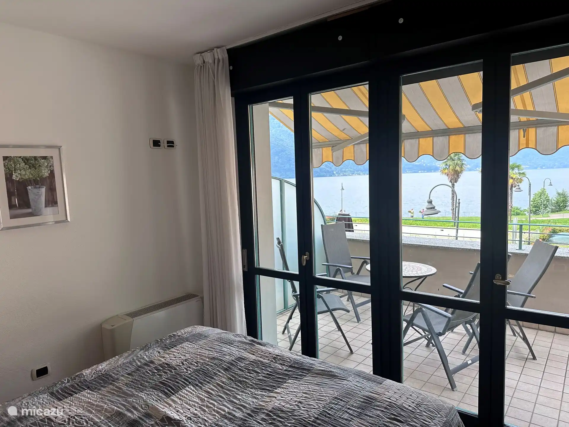 Schlafzimmer 1:
Fenstertüren zum Balkon