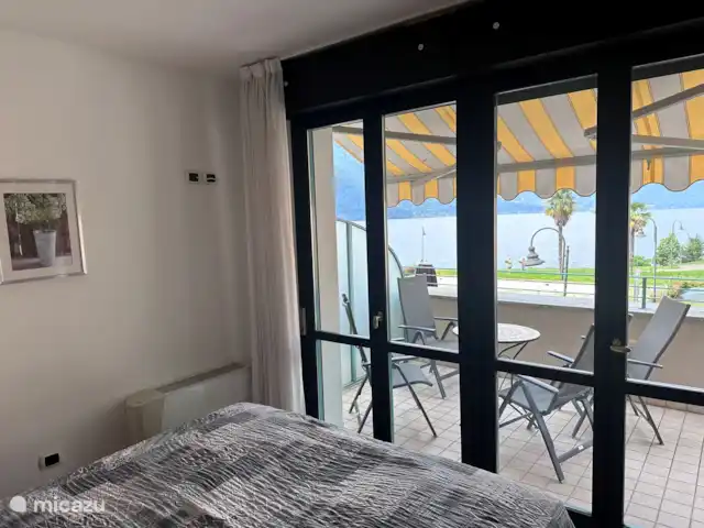 Porto Letizia - Apartamento P6 en Italia, Lagos italianos, Porlezza - apartamento Dormitorio1:
Puertas francesas al balcón