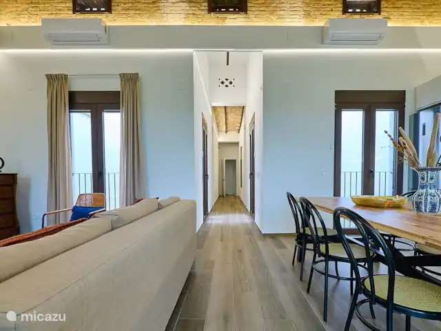 Tres Reinas Valencia - Reina 3 huren in Spanje, Valencia, Valencia (stad) - appartement De lange gang met aan het einde de ingang tot het appartement en aan weerszijden de twee slaapkamers. De ramen komen uit op de patio.