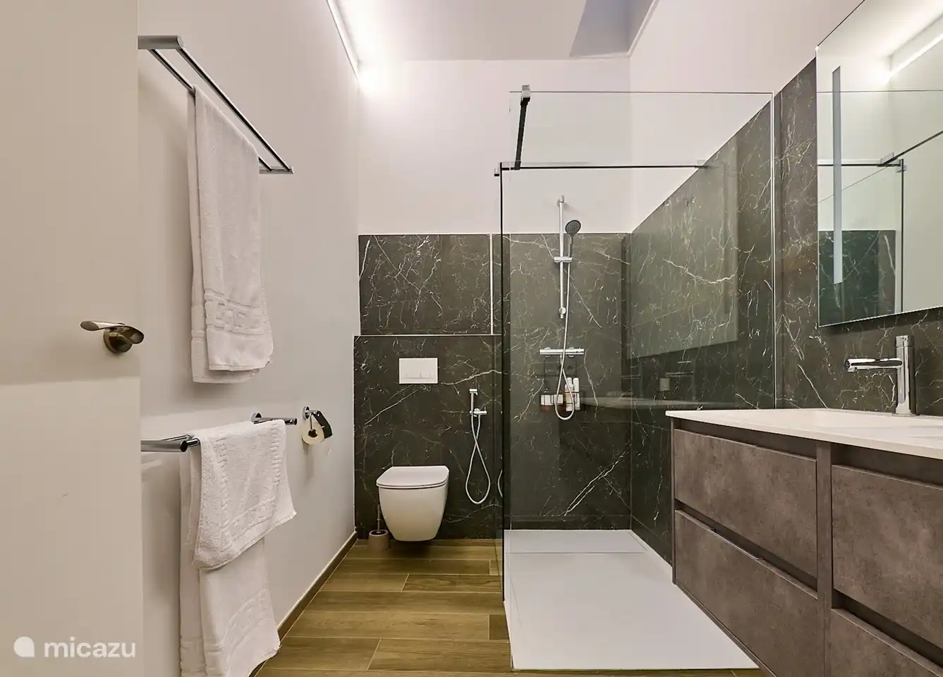 Das Badezimmer Reina 3 - Tres Reinas Valencia mit Tageslicht durch das Dach.