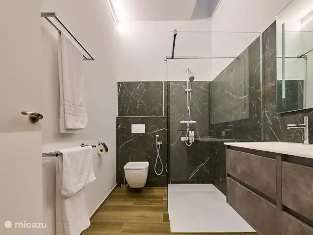 Tres Reinas Valencia - Reina 3 huren in Spanje, Valencia, Valencia (stad) - appartement De badkamer Reina 3 - Tres Reinas Valencia met daglicht via het dak.