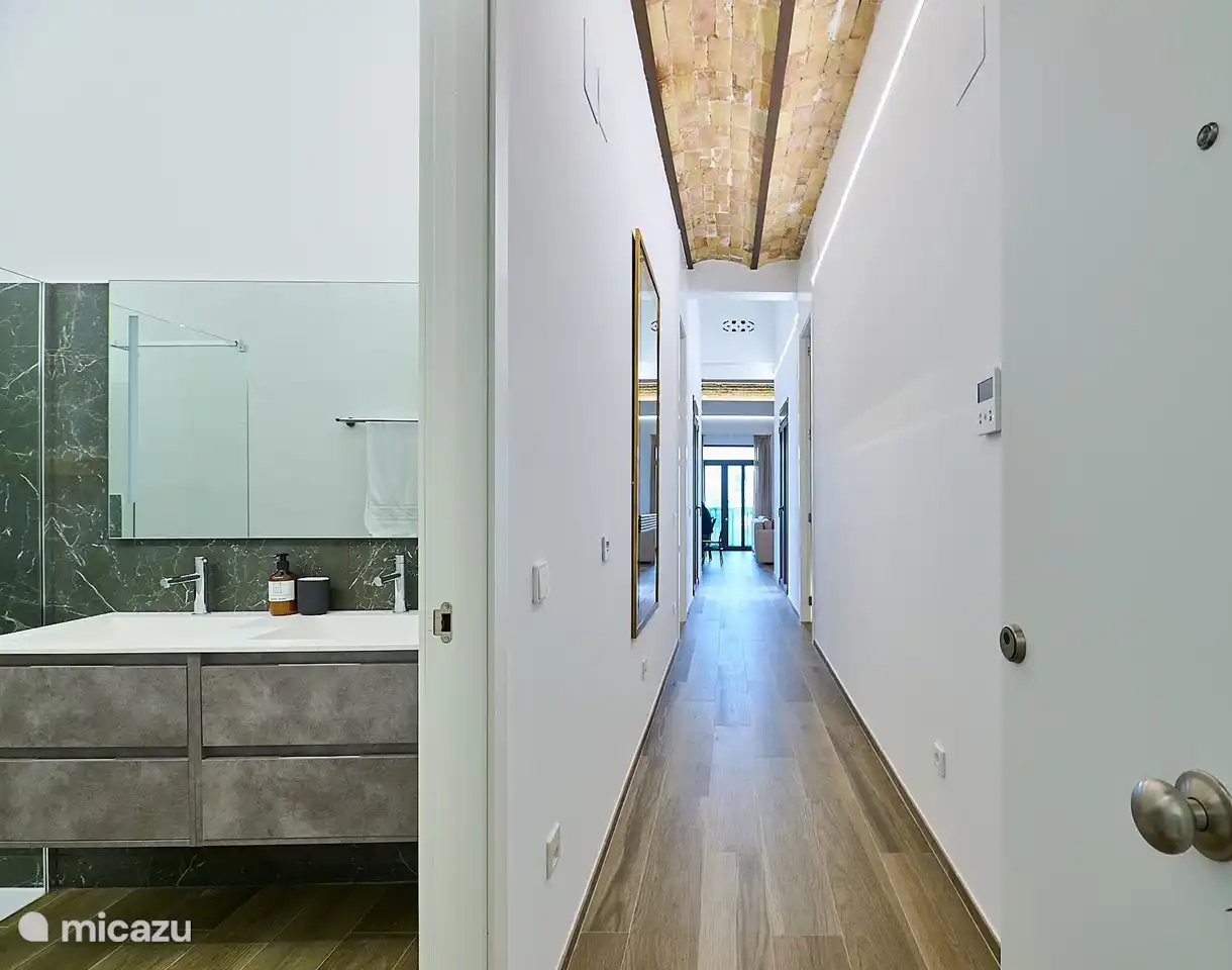 Der Saal von Reina 3 – Tres Reinas Valencia. Vom Eingang aus blicken Sie auf den Balkon und das Meer.