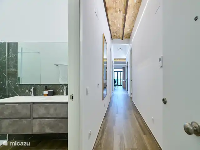 Tres Reinas Valencia - Reina 3 huren in Spanje, Valencia, Valencia (stad) - appartement De hal van Reina 3 - Tres Reinas Valencia. Je kijkt vanaf de ingang richting balkon en zee.