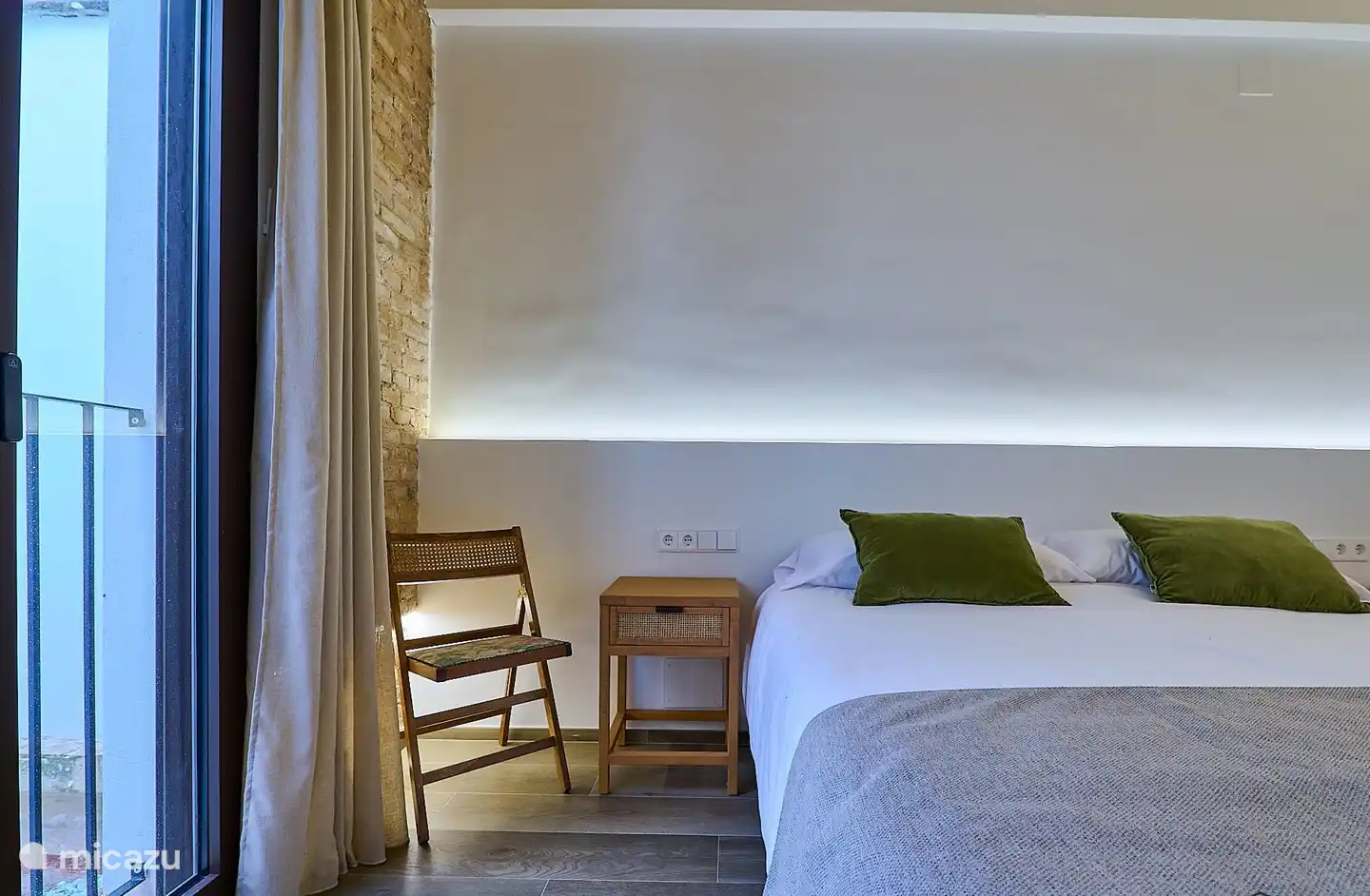 Spanische Betten sind kurz und schmal – aber nicht bei Tres Reinas Valencia! Dieses Bett ist 210 cm lang. Die Kissen sind breit und „kurz“ in der Bettlänge, so liegen Sie höher und nutzen die Bettlänge besser aus. Die Matratze ist von 5-Sterne-Hotelqualität und wird vor Ort maßgefertigt.