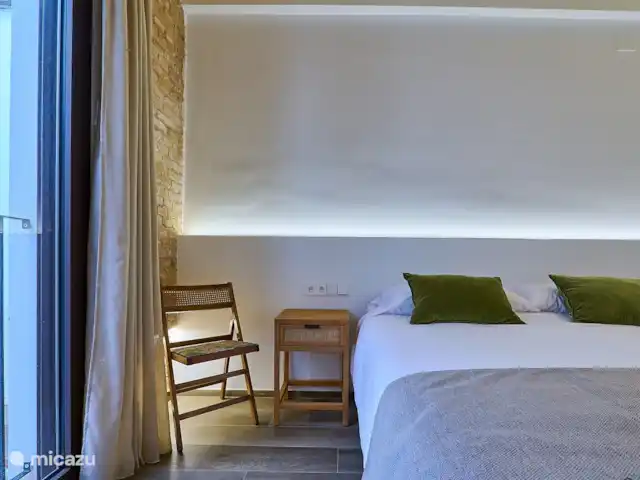 Tres Reinas Valencia - Reina 3 huren in Spanje, Valencia, Valencia (stad) - appartement HetSpaanse bedden zijn kort en small - maar niet bij Tres Reinas Valencia! Dit bed is 210 cm lang. De kussens zijn breed en kort in de lengte van het bed, waardoor je hoger ligt en beter gebruik van de lengte van het bed maakt. Het matras is van 5-sterren hotel kwaliteit en lokaal op maat gemaakt.