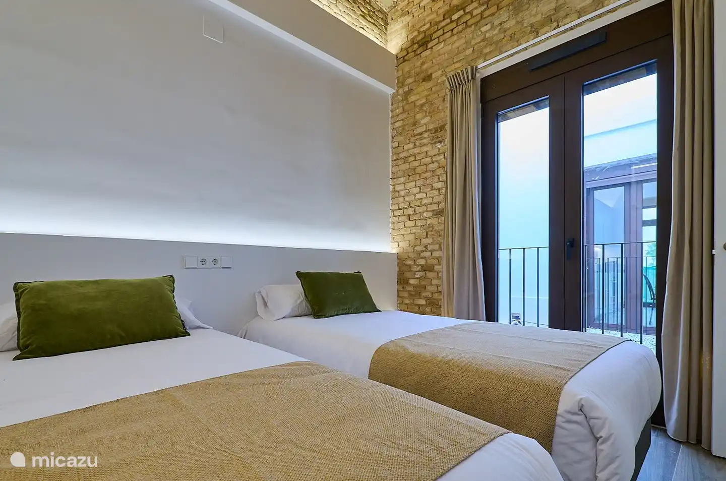 Spanische Betten sind kurz und schmal – aber nicht bei Tres Reinas Valencia! Dieses Bett ist 200 cm lang. Die Kissen sind breit und „kurz“ in der Bettlänge, so liegen Sie höher und nutzen die Bettlänge besser aus. Die Matratze ist von 5-Sterne-Hotelqualität und wird vor Ort maßgefertigt.