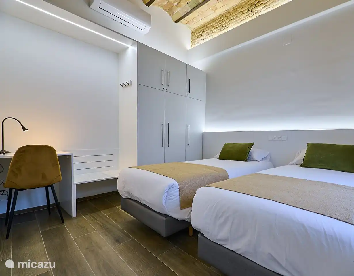 Spanische Betten sind kurz und schmal – aber nicht bei Tres Reinas Valencia! Dieses Bett ist 200 cm lang. Die Kissen sind breit und „kurz“ in der Bettlänge, so liegen Sie höher und nutzen die Bettlänge besser aus. Die Matratze ist von 5-Sterne-Hotelqualität und wird vor Ort maßgefertigt.