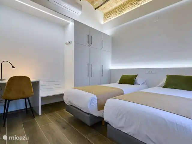 Tres Reinas Valencia - Reina 3 huren in Spanje, Valencia, Valencia (stad) - appartement Spaanse bedden zijn kort en small - maar niet bij Tres Reinas Valencia! Dit bed is 200 cm lang. De kussens zijn breed en kort in de lengte van het bed, waardoor je hoger ligt en beter gebruik van de lengte van het bed maakt. Het matras is van 5-sterren hotel kwaliteit en lokaal op maat gemaakt.