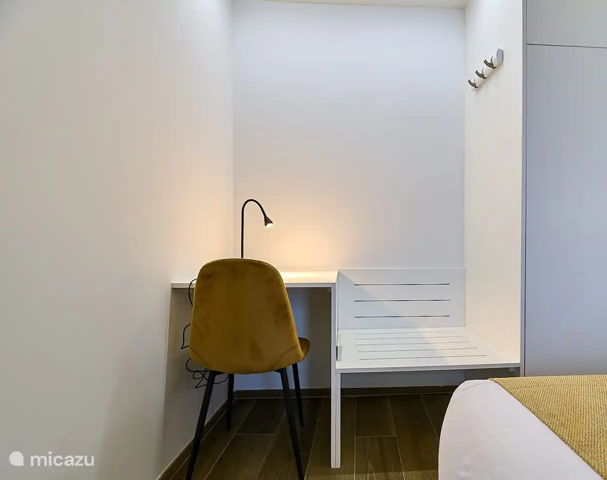 Einer von zwei Schreibtischen. Bildschirme auf Anfrage erhältlich.