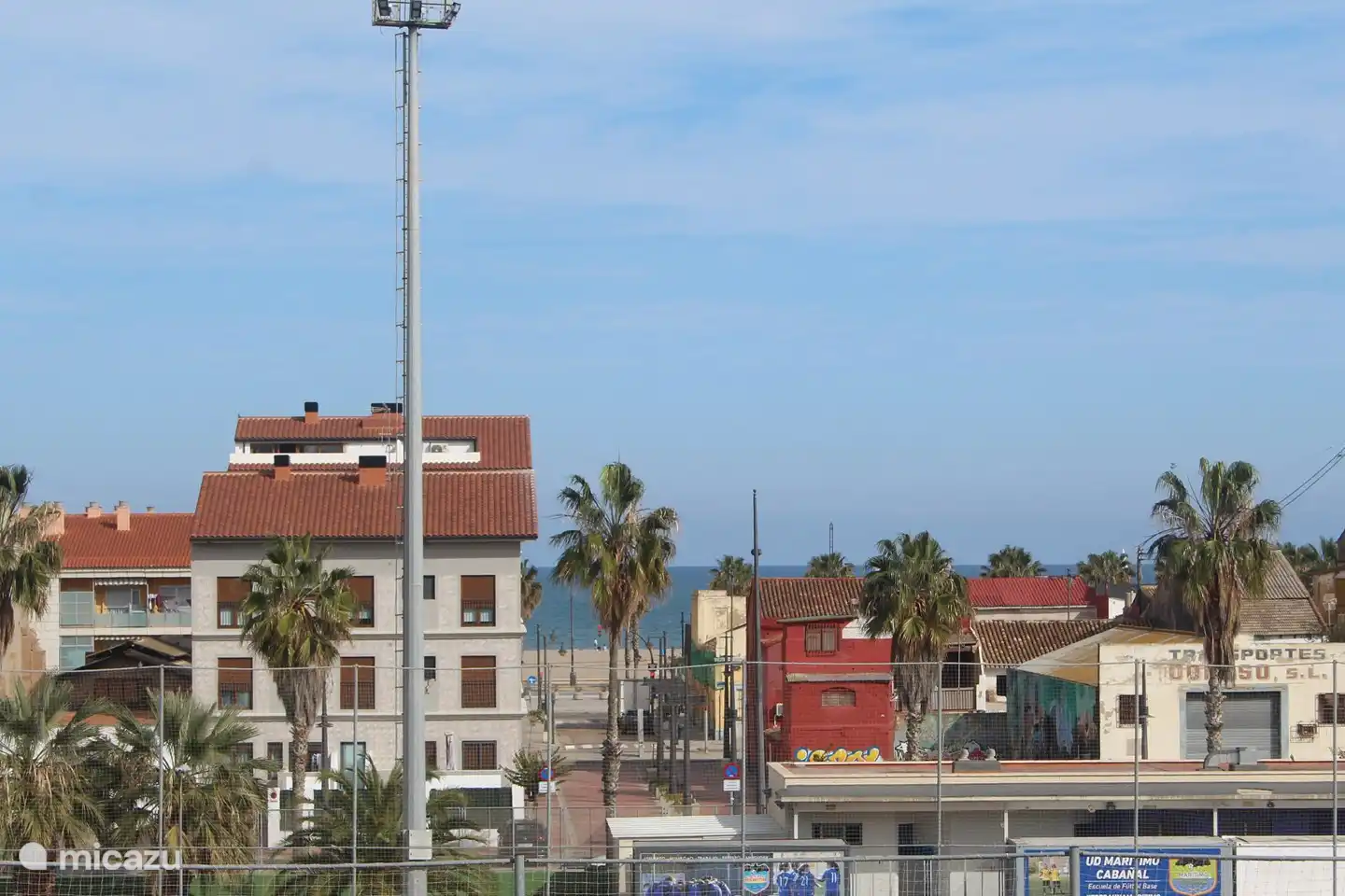 Von der Dachterrasse sieht man den Strand und das Meer!