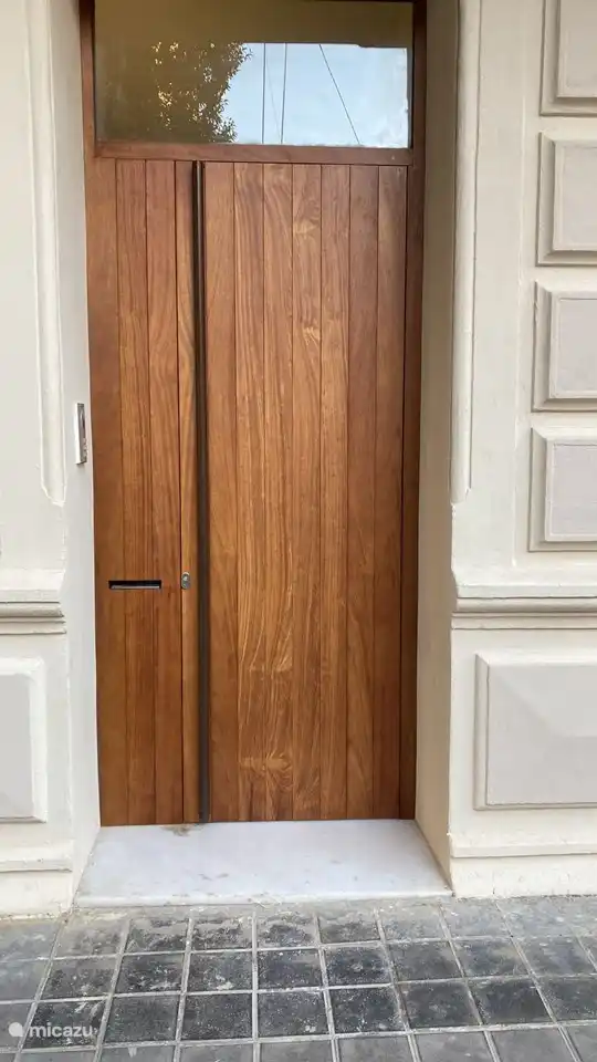 Die Eingangstür zur Calle de la Reina