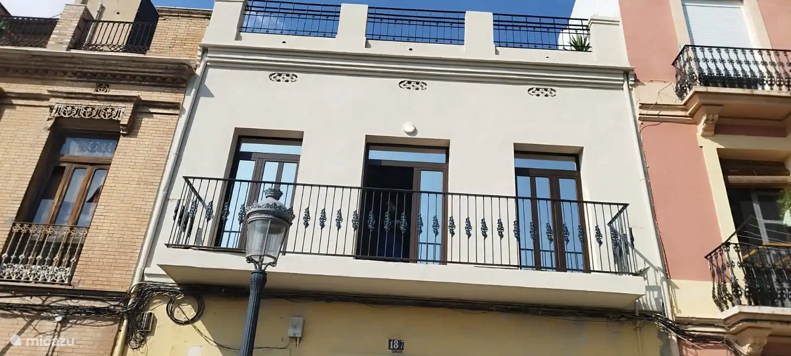 Balkon Reina 3 mit Blick auf den Strand und das Meer.