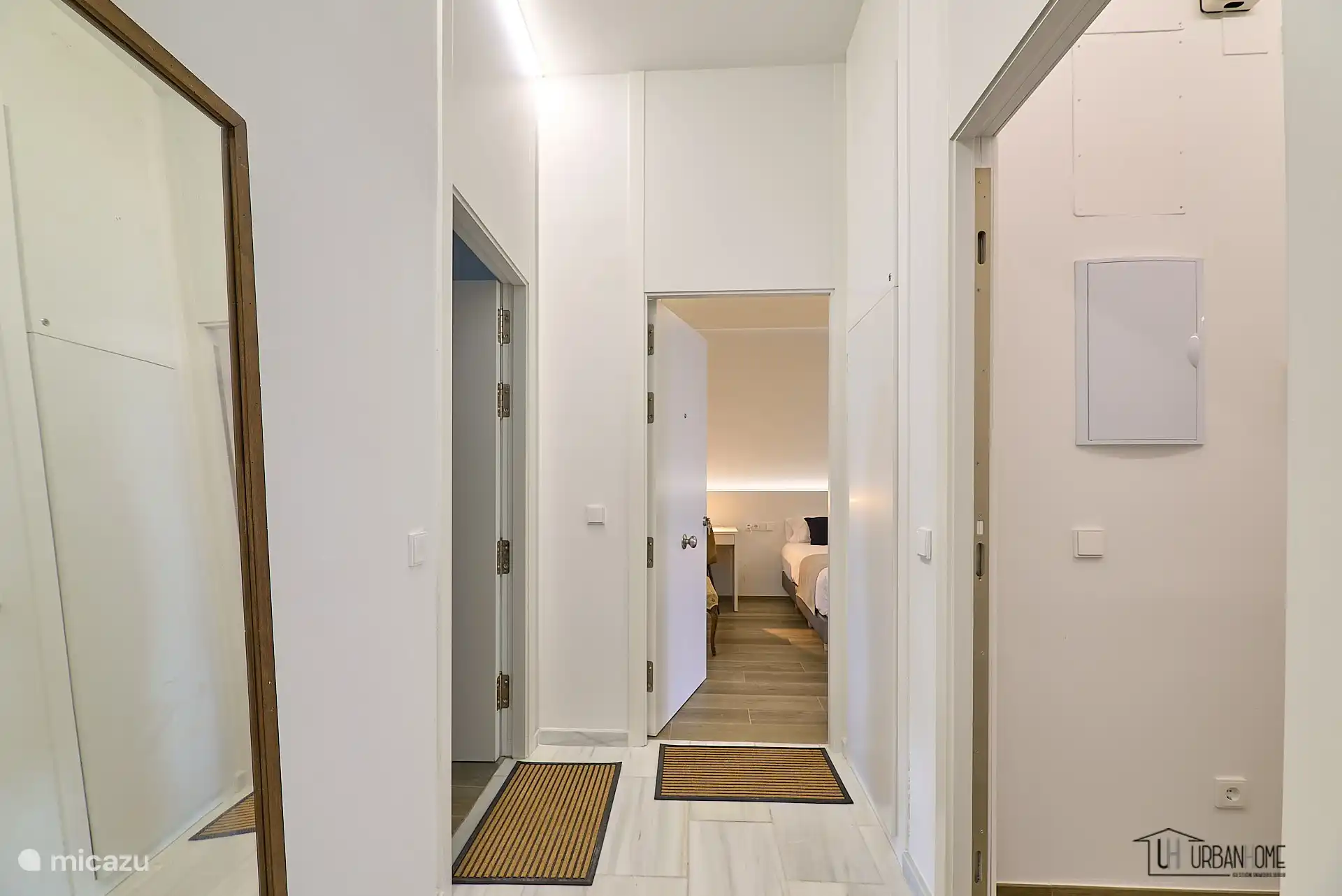 Dies ist der Flur im ersten Stock mit dem Eingang zu den Apartments Reina 1 (rechts), Reina 2 (gerade) und Reina 3 (links). Deshalb heißt es Tres Reinas Valencia Apartments.