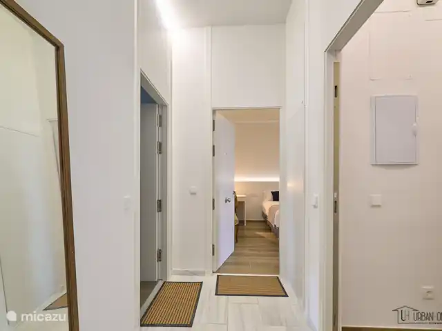 Tres Reinas Valencia - Reina 3 huren in Spanje, Valencia, Valencia (stad) - appartement Dit is de hal op de eerste verdieping met de ingang naar de appartementen Reina 1 (rechts), Reina 2 (rechtdoor) en Reina 3 (links. Daarom heet het Tres Reinas Valencia Apartments.
