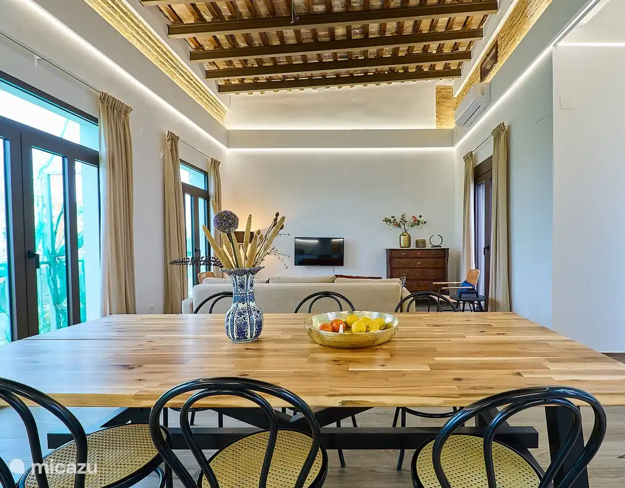 Reina 3 - Tres Reinas Valencia - das Wohnzimmer mit Balkon über die Breite des Gebäudes mit Meerblick.