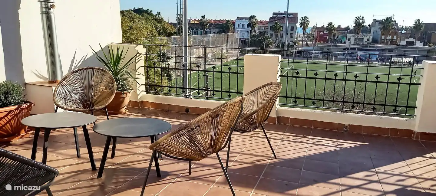 Die Terrasse mit Blick auf einen Sportplatz und darüber hinaus auf Playa del Cabanyal und Playa de las Arenas.