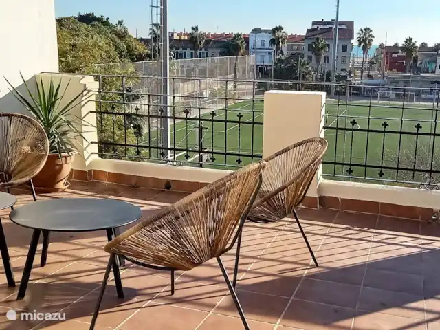 Tres Reinas Valencia - Reina 3 huren in Spanje, Valencia, Valencia (stad) - appartement Het terras met uitzicht over een sportveld en daarachter Playa del Cabanyal en Playa de las Arenas.