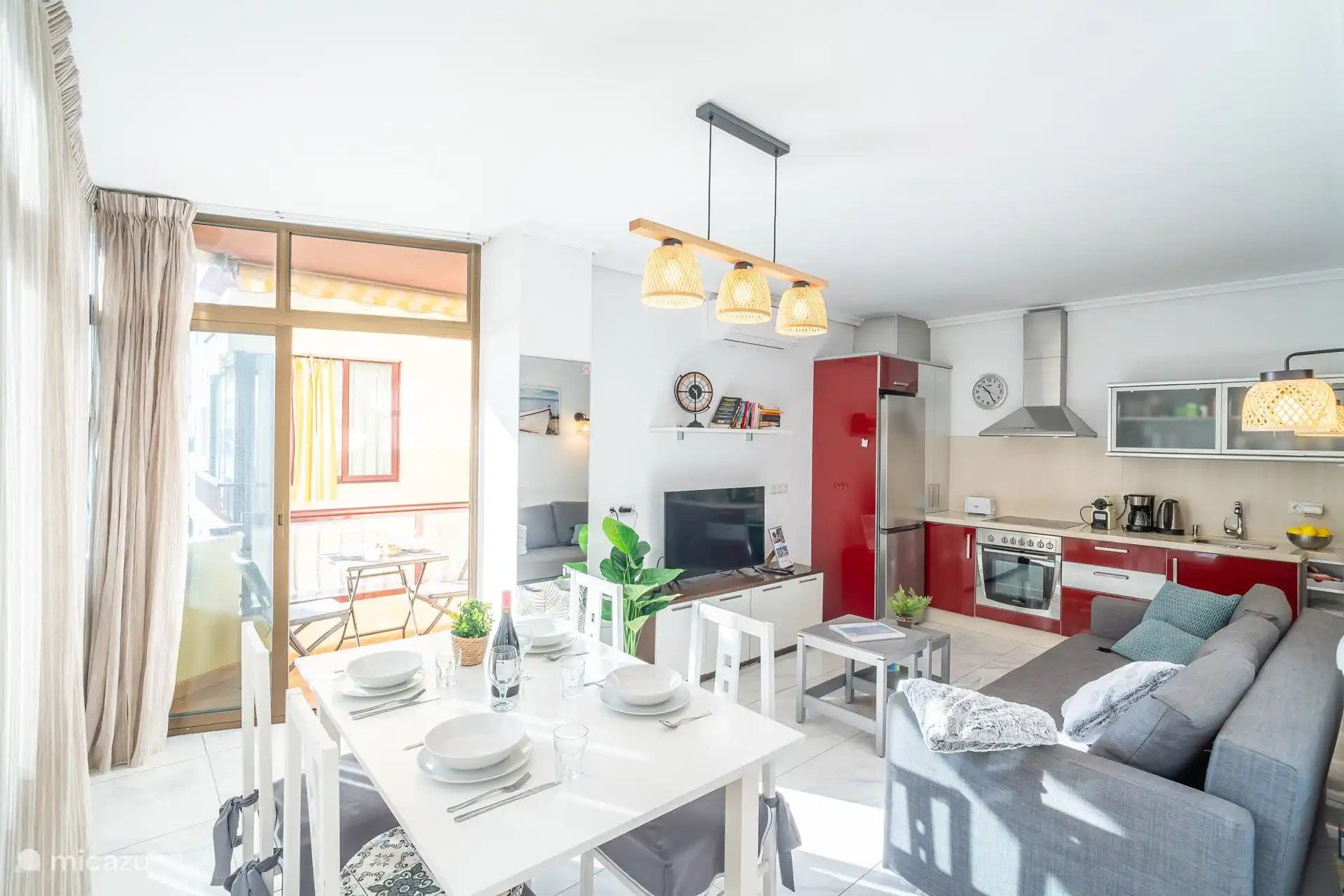 Amplio comedor con hermosas vistas.