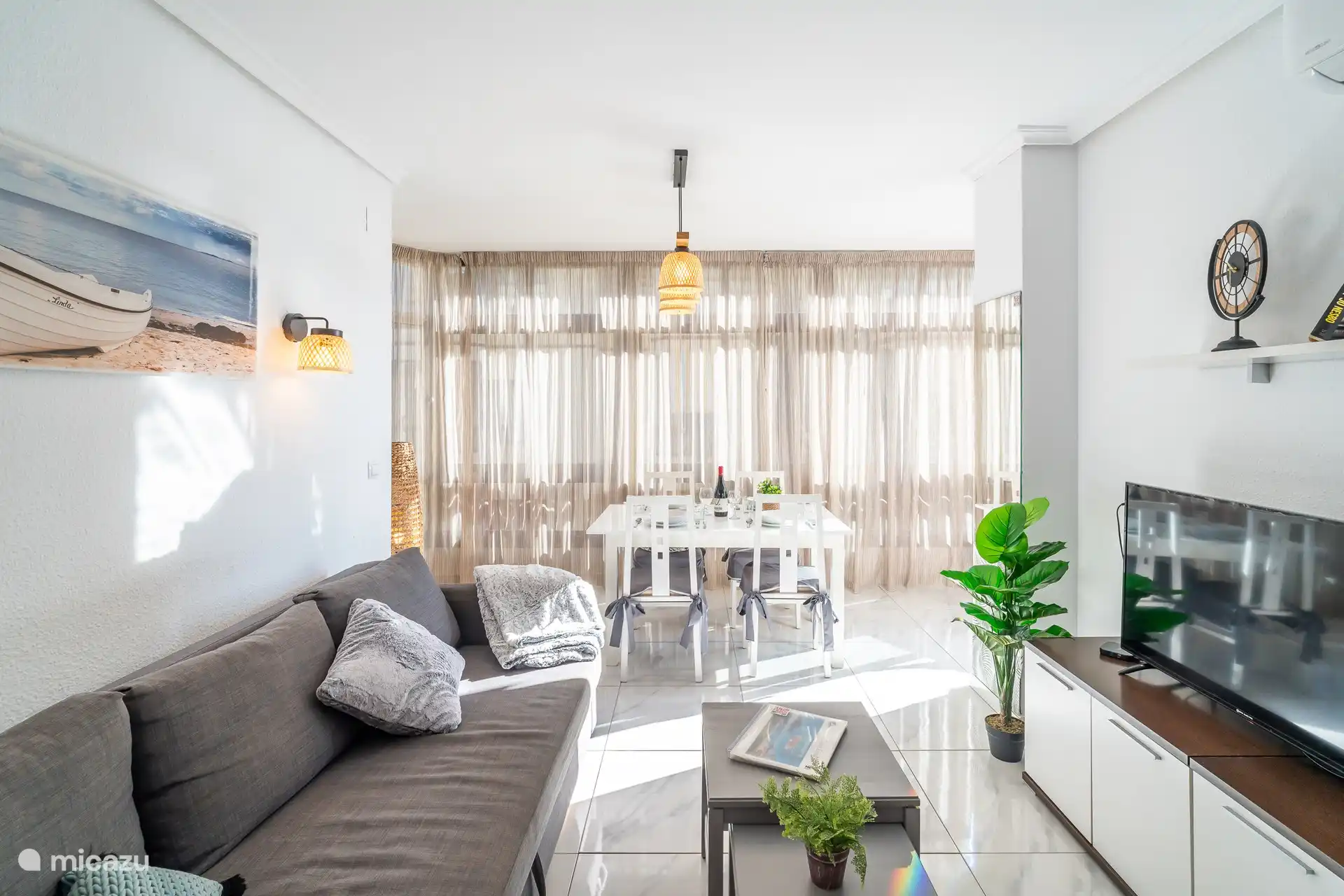 Precioso salón/comedor con mucha luz.