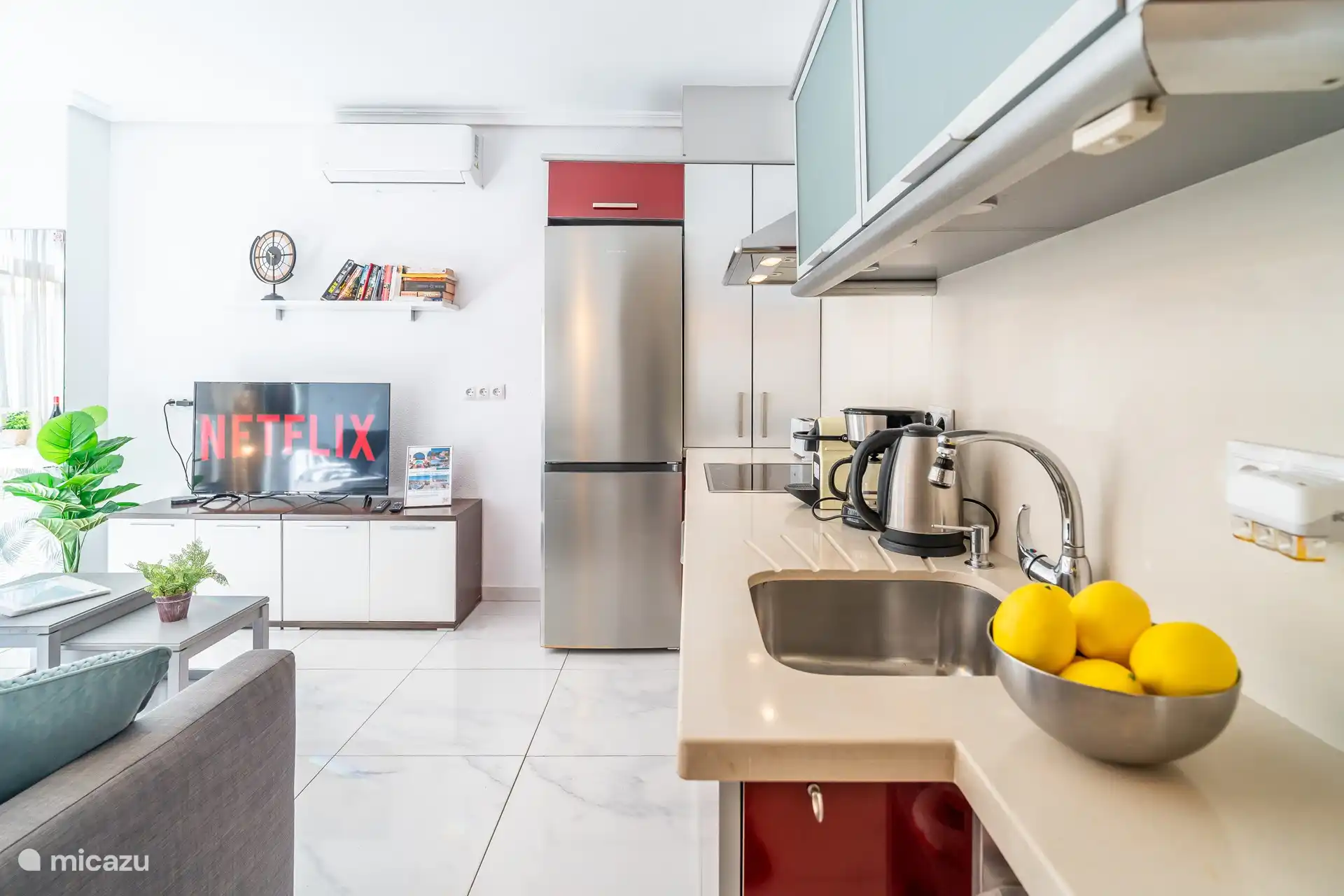 Cocina con acceso al salón.