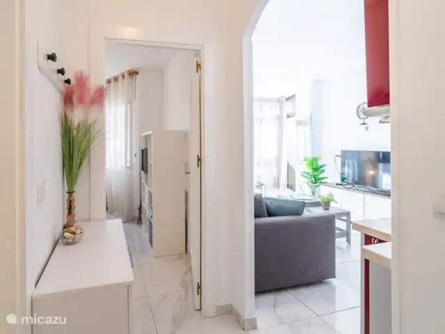 casa linda en España, Costa del Sol, Mijas Costa - apartamento Hall con acceso al salón y dormitorios.