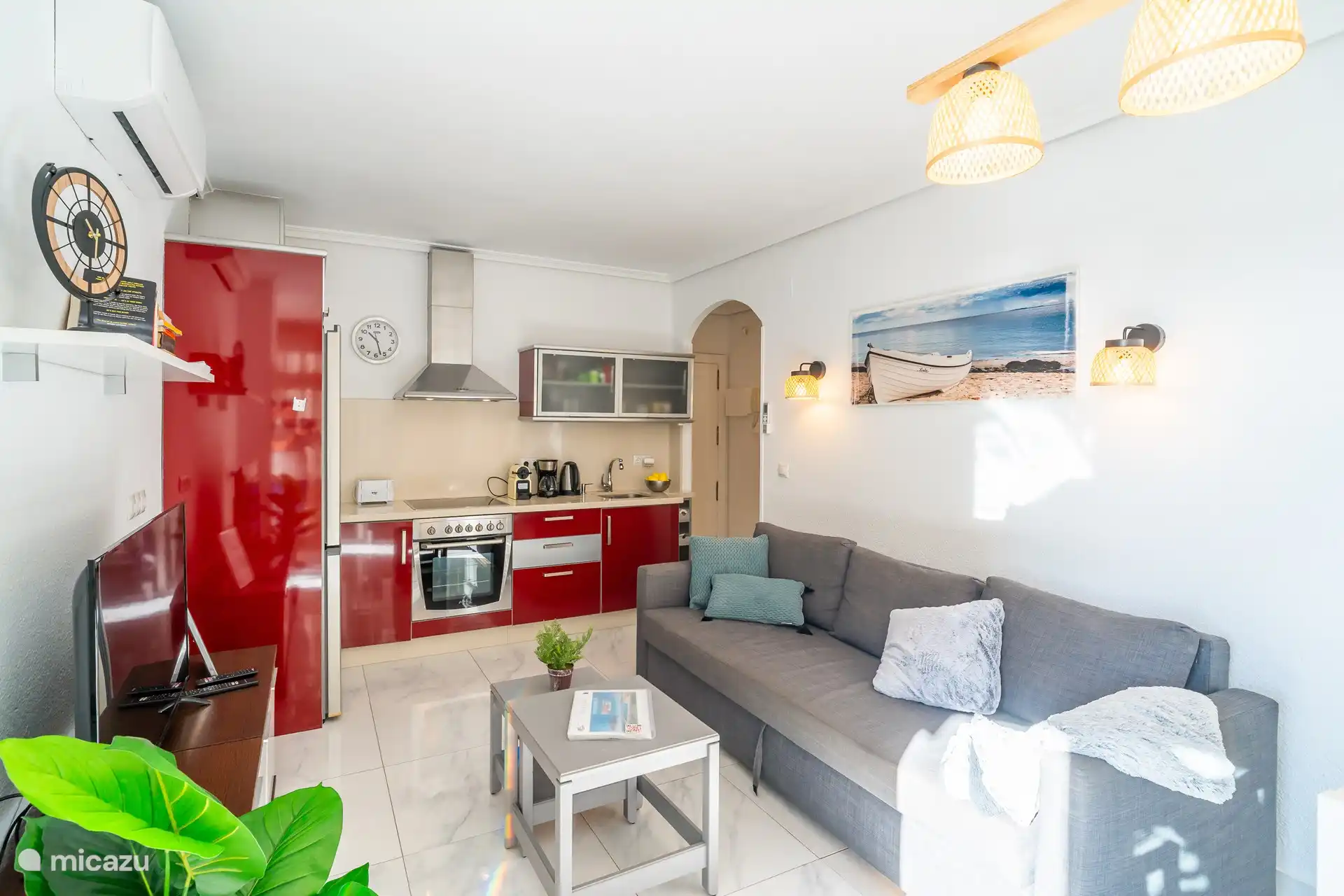 Cocina y sala de estar juntas. 