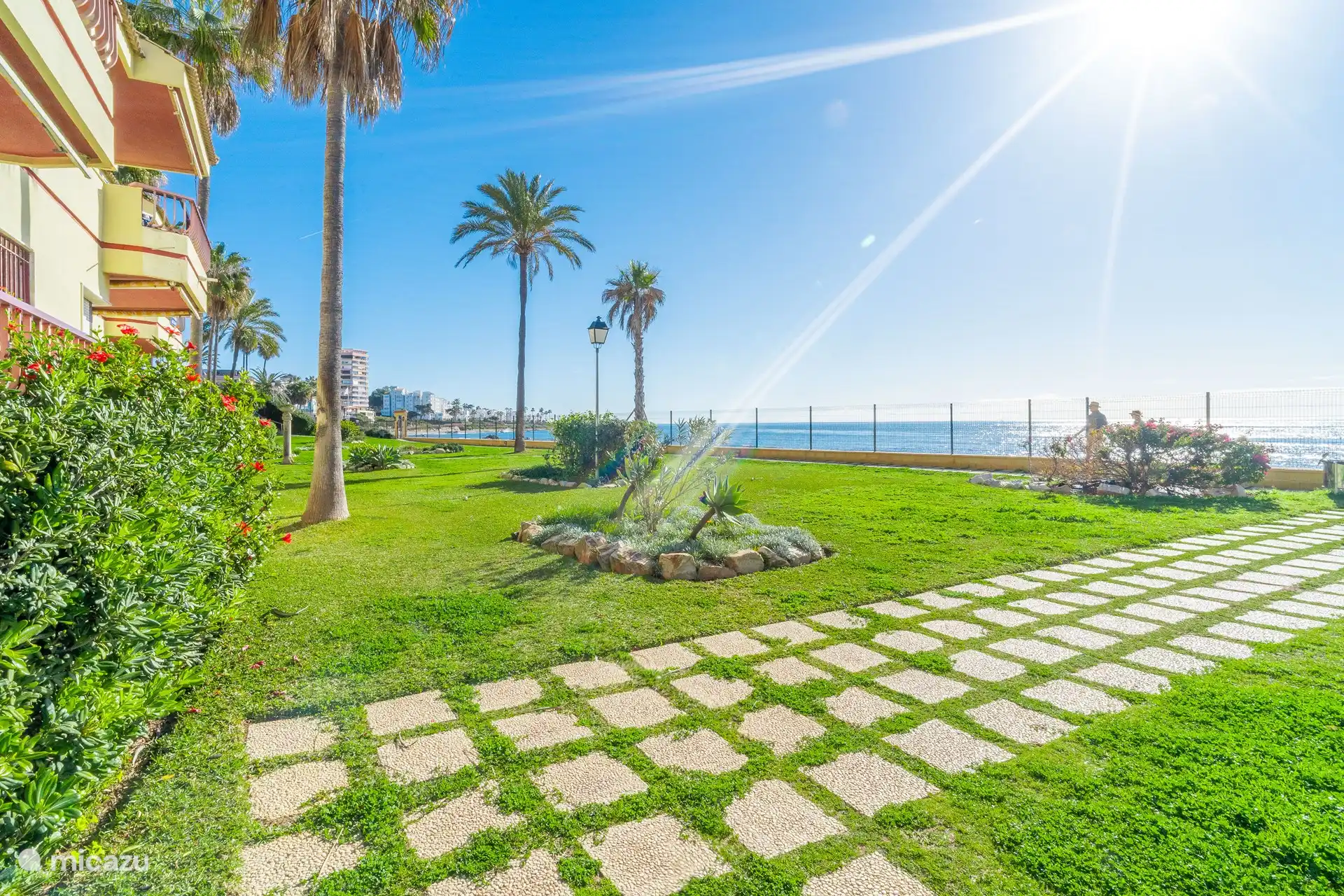 ¡Disfruta de los hermosos jardines comunitarios que conducen directamente a la playa!