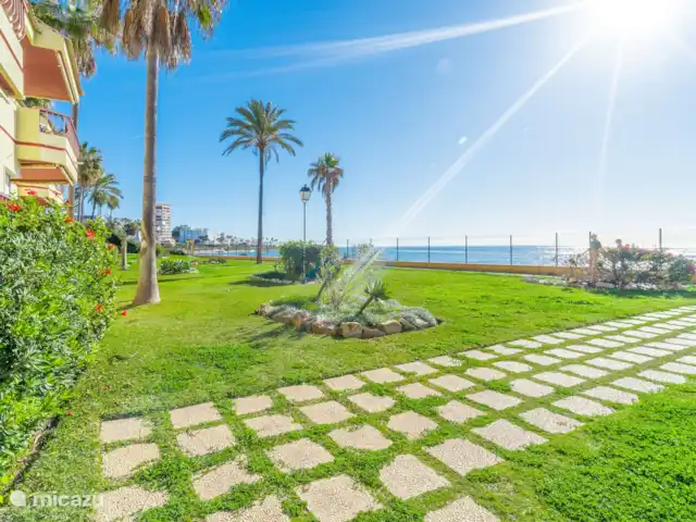 casa linda en España, Costa del Sol, Mijas Costa - apartamento ¡Disfruta de los hermosos jardines comunitarios que conducen directamente a la playa!