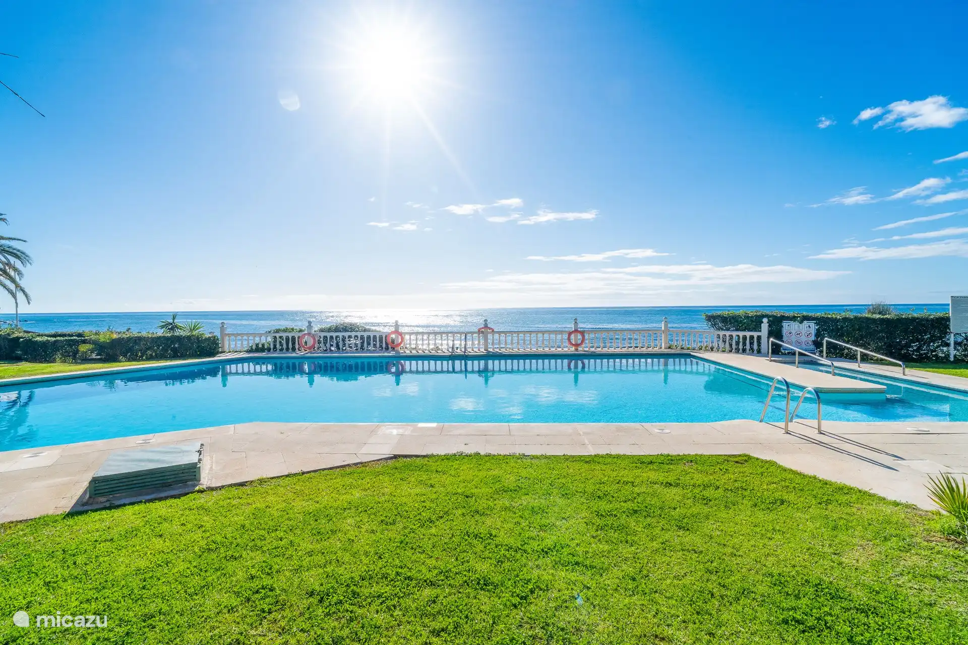 Disfruta de un baño en la piscina con vistas al mar