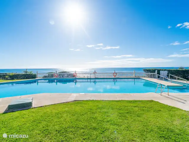 casa linda en España, Costa del Sol, Mijas Costa - apartamento Disfruta de un baño en la piscina con vistas al mar