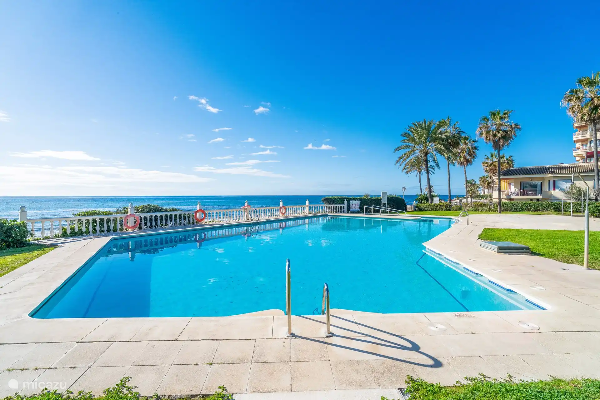Date un chapuzón en la hermosa piscina.
