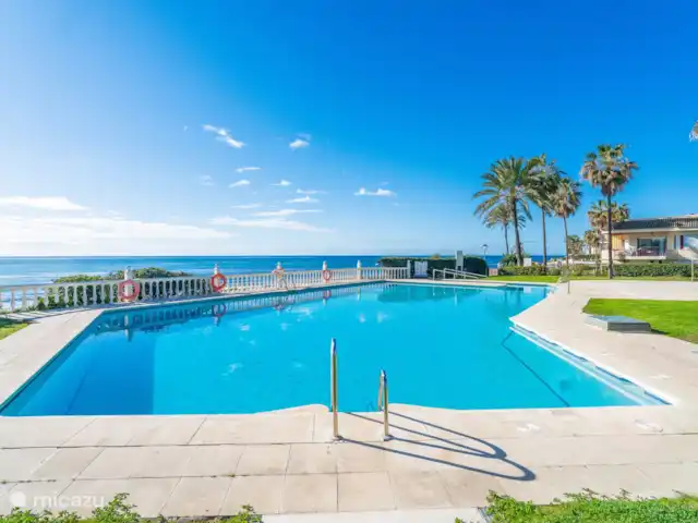 casa linda en España, Costa del Sol, Mijas Costa - apartamento Date un chapuzón en la hermosa piscina.
