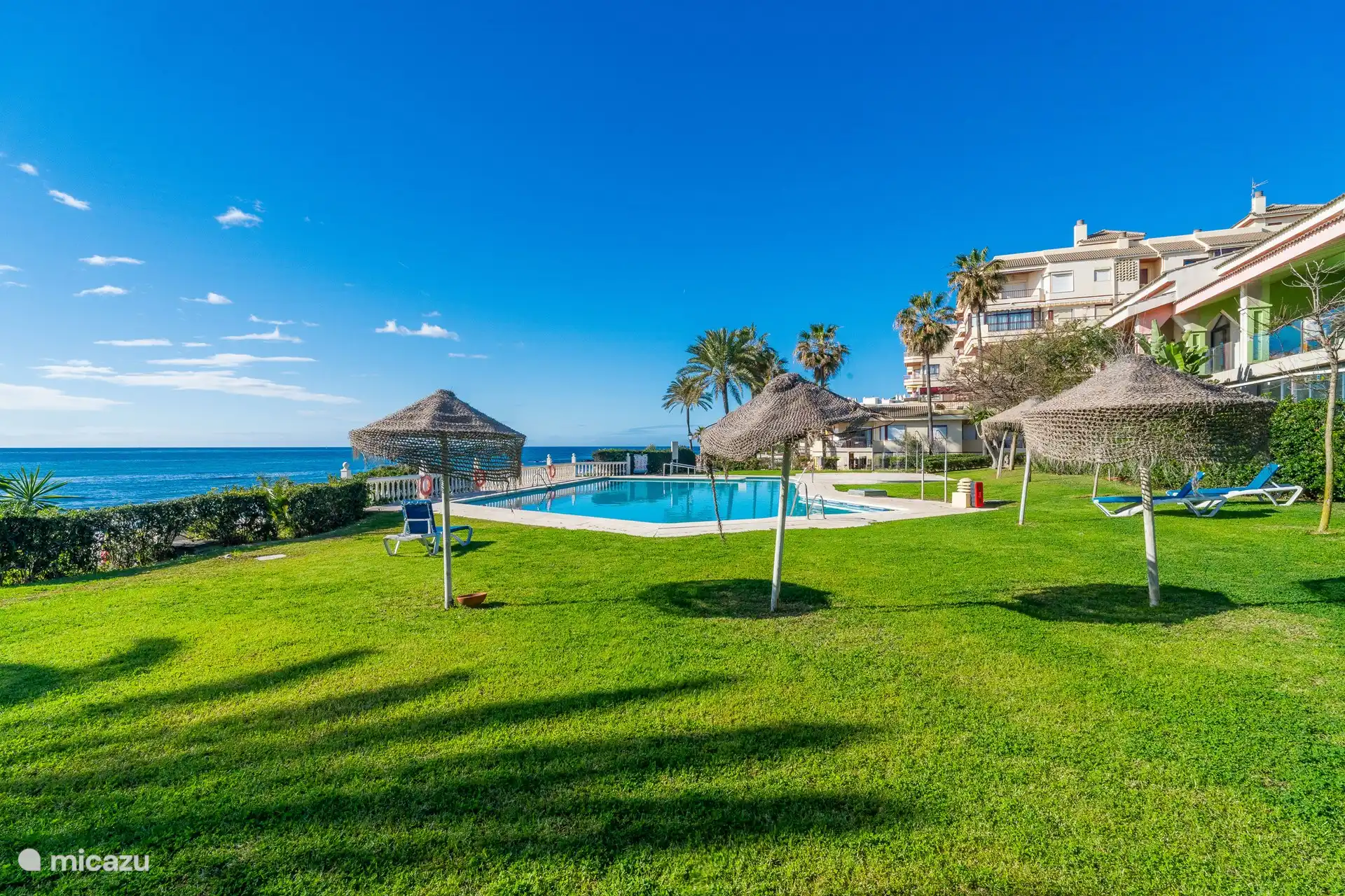 Pequeño jardín con piscina comunitaria
