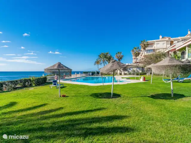 casa linda en España, Costa del Sol, Mijas Costa - apartamento Pequeño jardín con piscina comunitaria