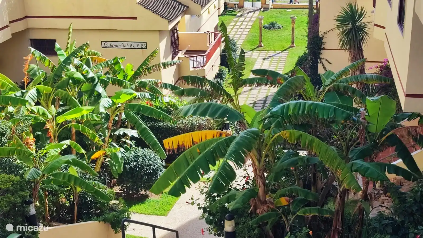 Jardín de la residencia y vista desde el balcón