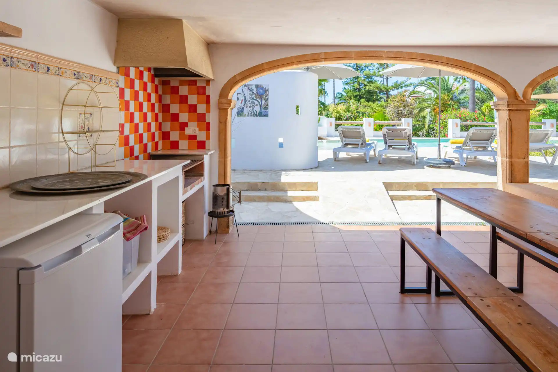 Cocina exterior con acceso directo a la terraza y la piscina