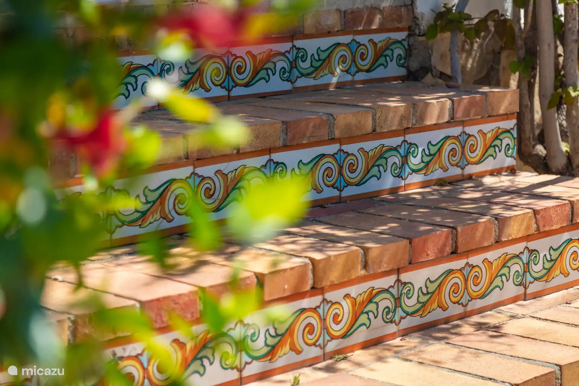Las escaleras hacia el jardín (o la piscina). Depende de por dónde vayas a ir.