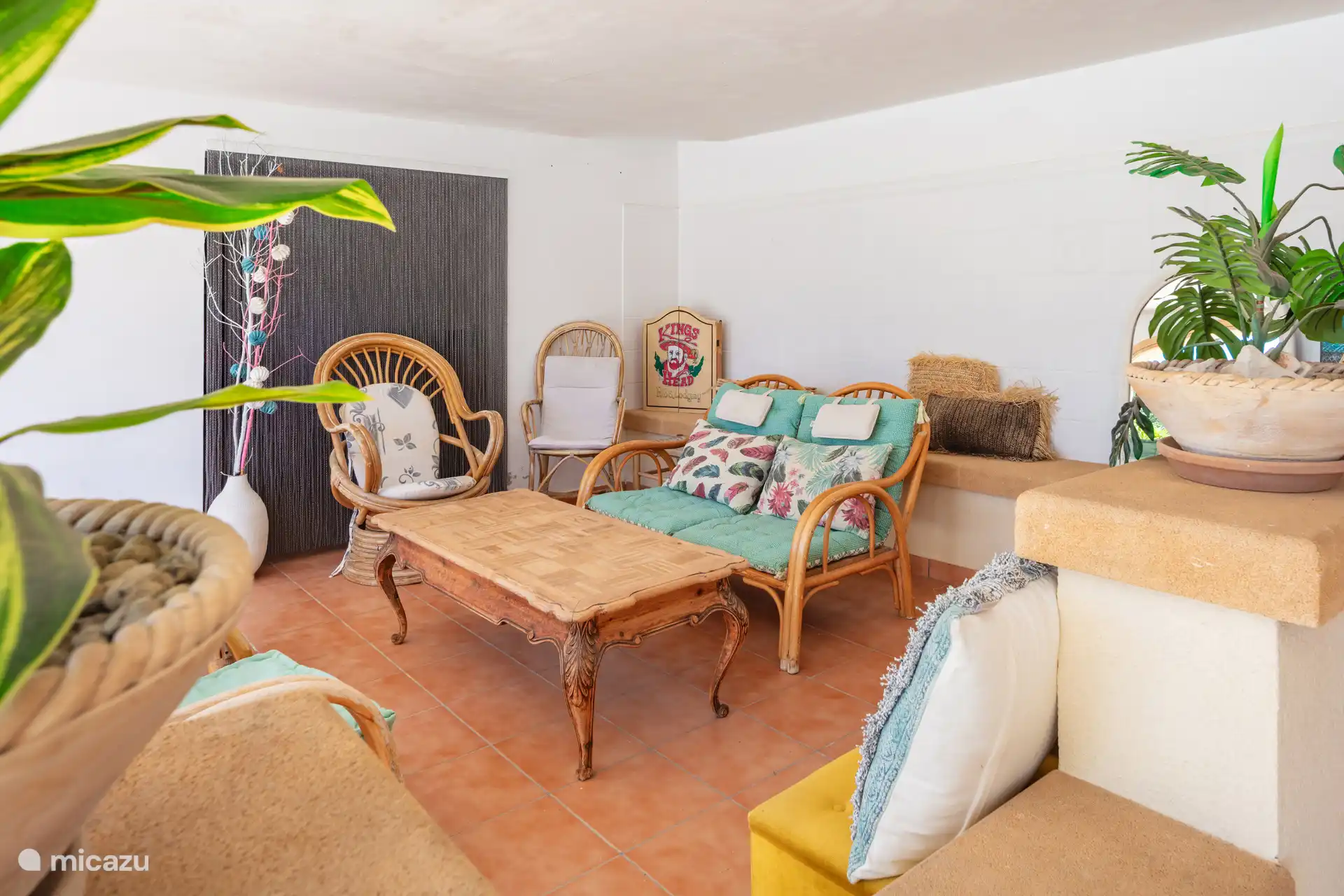 Junto a la cocina exterior y a la sombra (para quienes lo quieran).