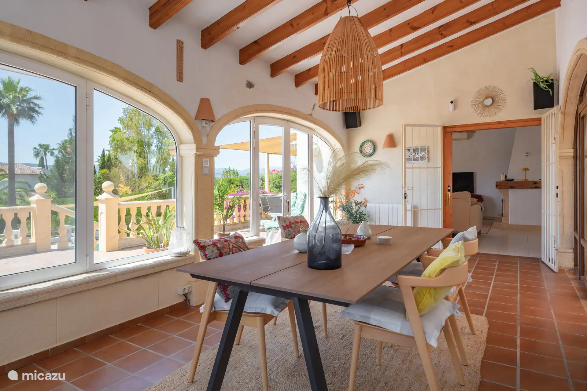 Si quieres alejarte de todo: terraza izquierda y piscina. Directo al salón.