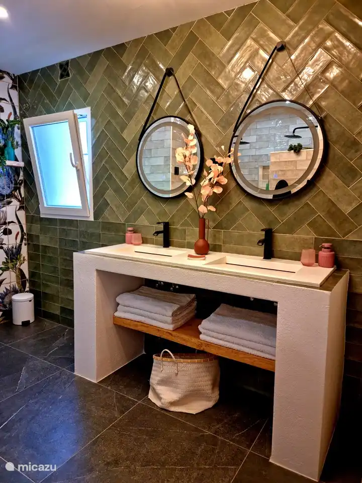 Salle de bain attenante avec double vasque