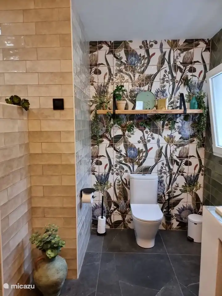 Mur carrelé avec motif de salle de bain attenante