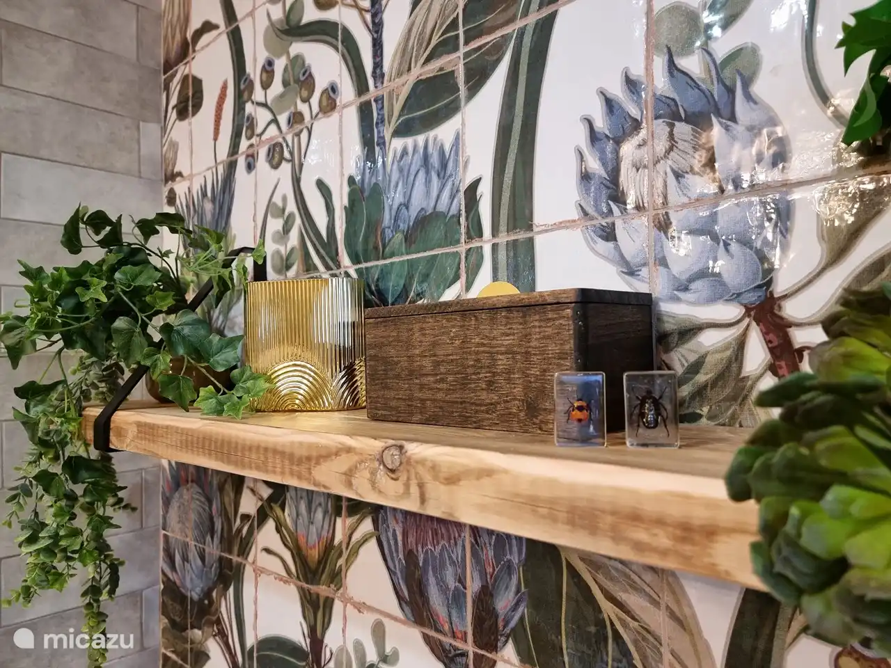 Mur carrelé unique dans la salle de bain