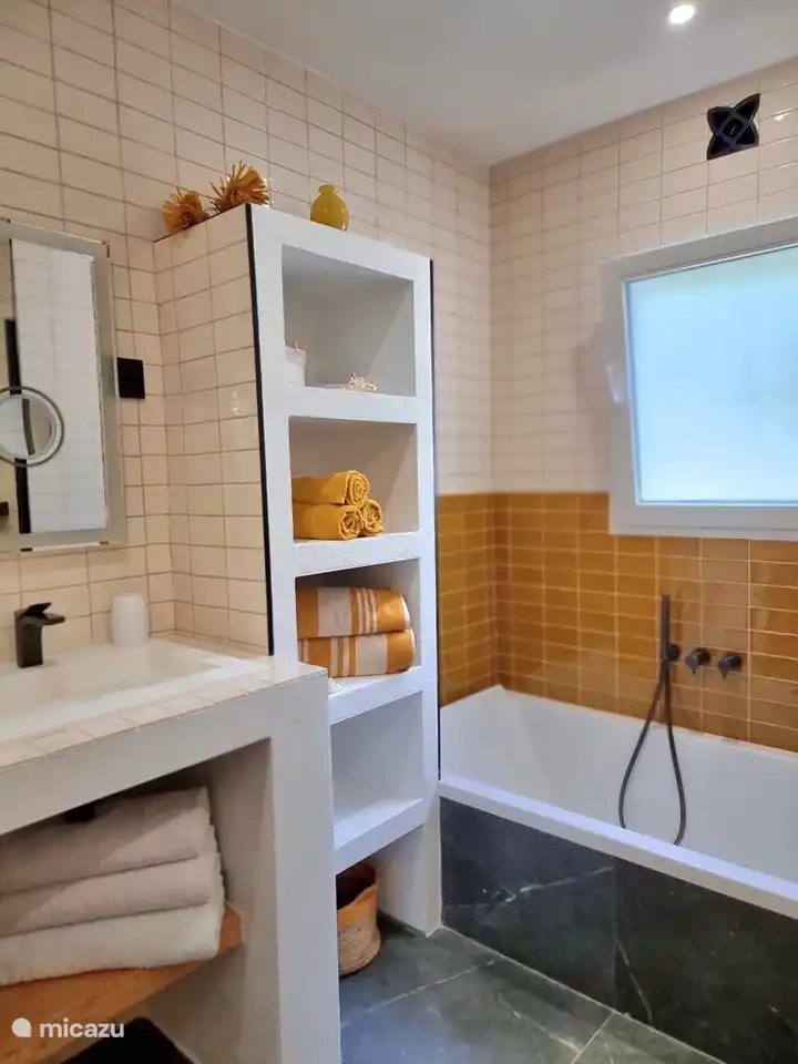 Salle de bain pour invités avec très grande baignoire