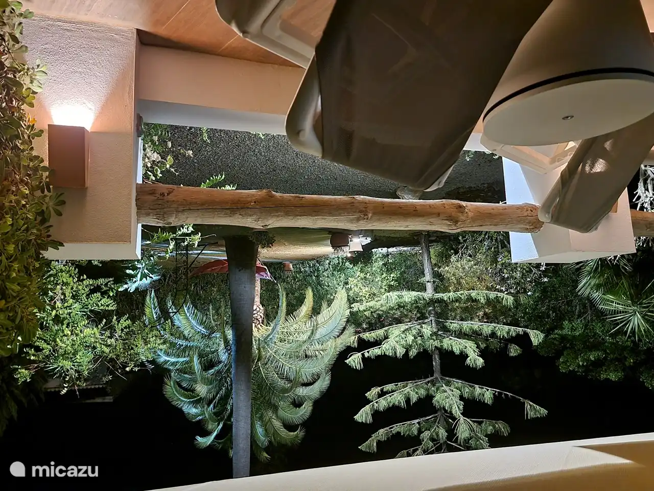 Lumières du jardin allumées le soir