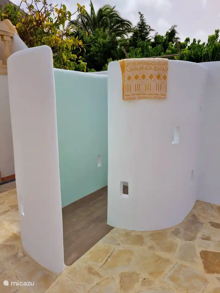 Rafraîchissez-vous sous la douche extérieure