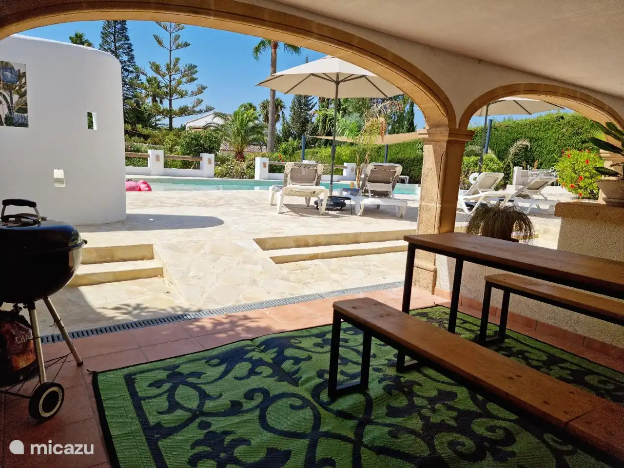 Cette zone offre un espace ombragé avec une cuisine avec barbecue.