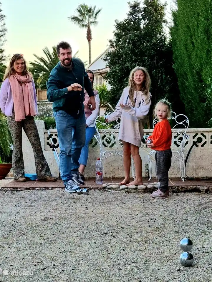 Jeu de boules, un jeu familial amusant.