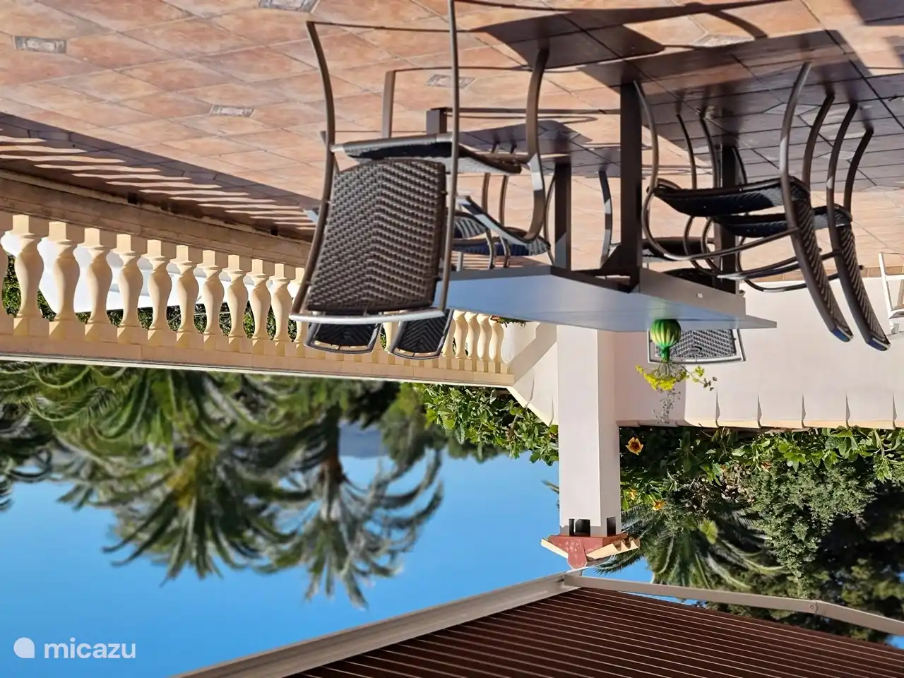 La grande terrasse donnant sur la piscine.