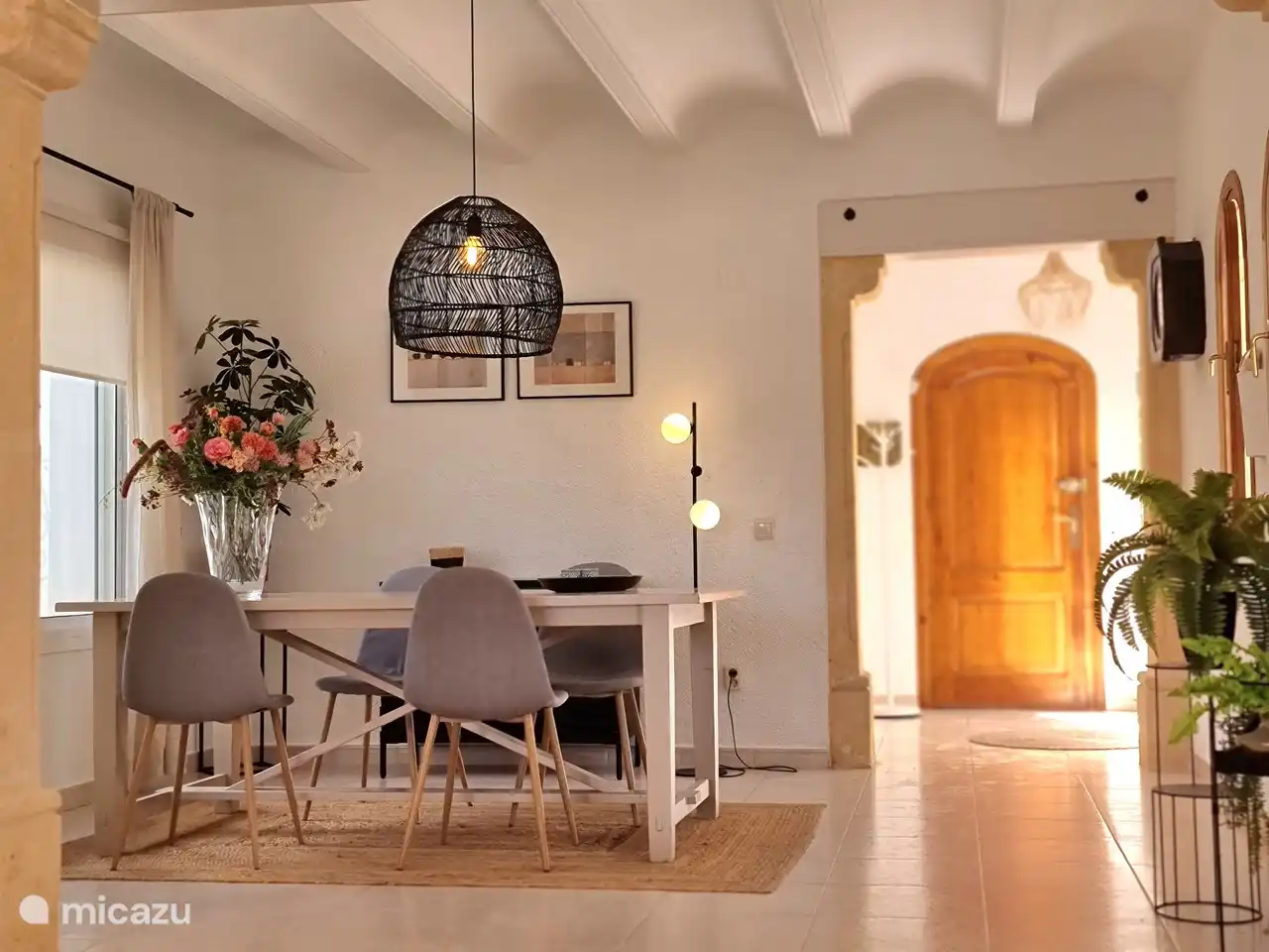 Une vue sur le hall/porte d'entrée